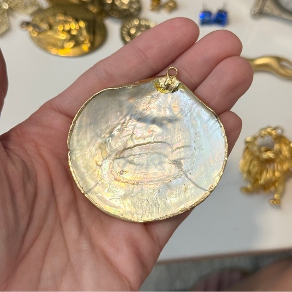 Blue Lagoon House Large Seashell Pendant Gold Overlay - Picture 5 of 6